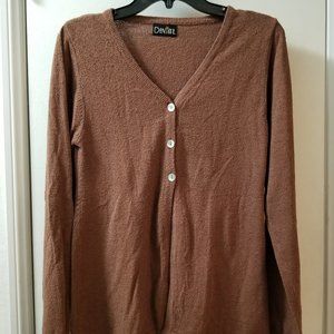 90's Long sleeve flyaway sweater with abalone button